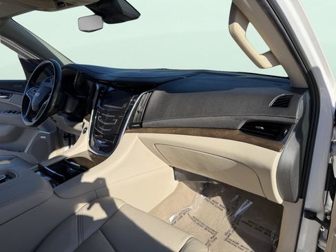 Used 2020 Cadillac Escalade Premium Luxury image 54