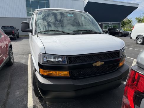 New 2026 Chevrolet Express 2500 Extended RWD image 3