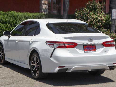 Used 2020 Toyota Camry SE FWD image 6