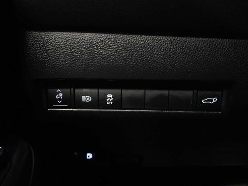 Used 2023 Toyota Venza XLE image 31