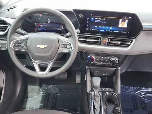 Used 2024 Chevrolet TrailBlazer LT w/ LT Cold Weather Package FWD image 28