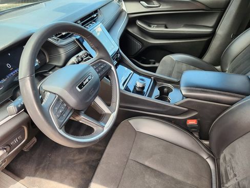 Used 2025 Jeep Grand Cherokee Altitude AWD/4WD image 7