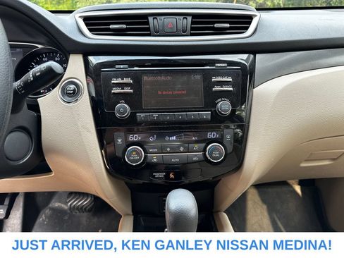 Used 2016 Nissan Rogue SV AWD/4WD image 11