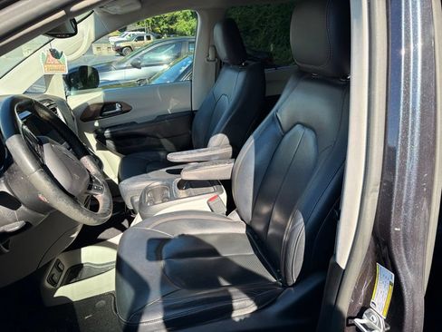 Used 2019 Chrysler Pacifica Touring-L w/ Advanced Safetytec Group FWD image 13