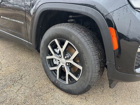 Used 2025 Jeep Grand Cherokee Limited w/ Luxury Tech Group II image 4
