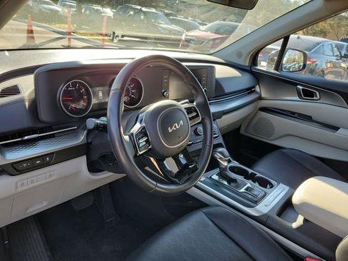 Used 2024 Kia Carnival LX image 12