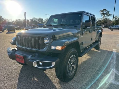 Used 2024 Jeep Gladiator Sport image 3
