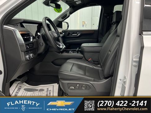 Used 2025 GMC Yukon XL Denali AWD/4WD image 9