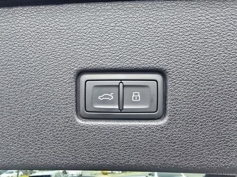 Used 2025 Audi Q8 Prestige w/ Prestige Package image 15