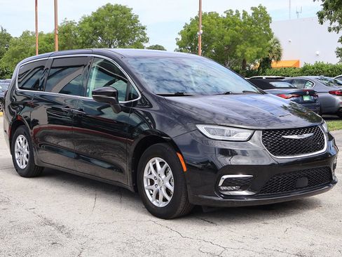 Used 2023 Chrysler Pacifica Touring-L FWD image 2