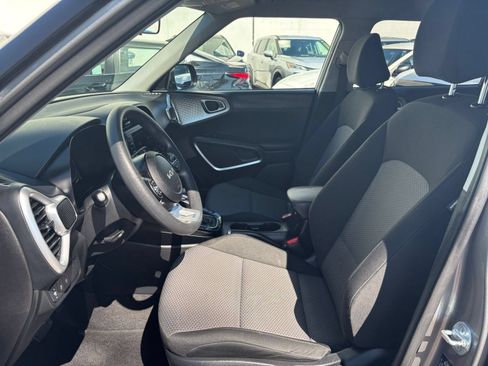 Used 2025 Kia Soul LX w/ LX Technology Package FWD image 24