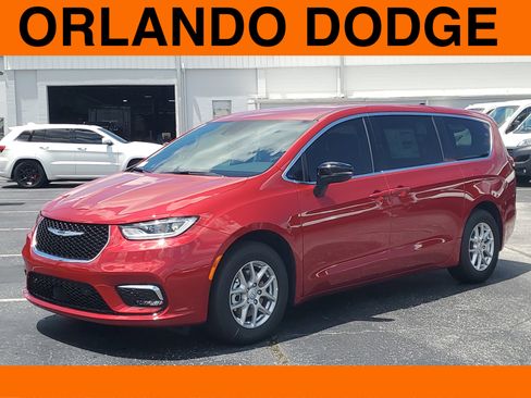 New 2026 Chrysler Pacifica Select image 2