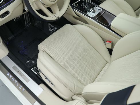 Used 2022 Bentley Flying Spur Plug-In Hybrid AWD/4WD image 26