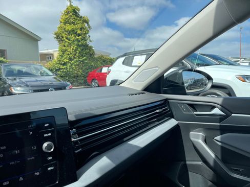 Used 2025 Volkswagen Jetta SE image 35