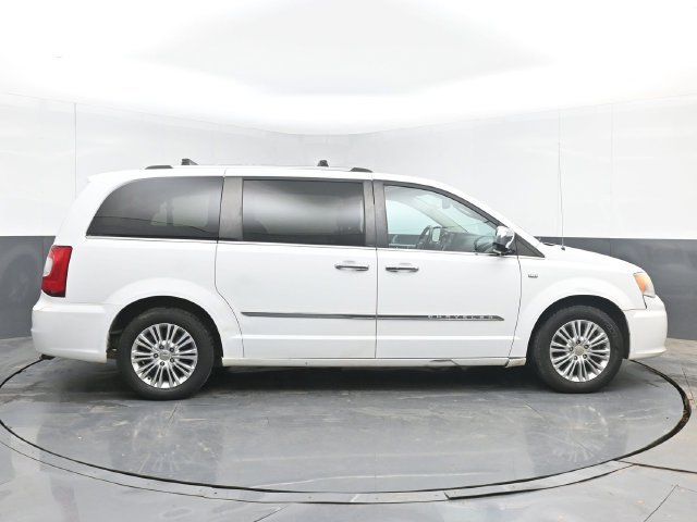 Used 2014 Chrysler Town & Country Touring-L FWD image 15