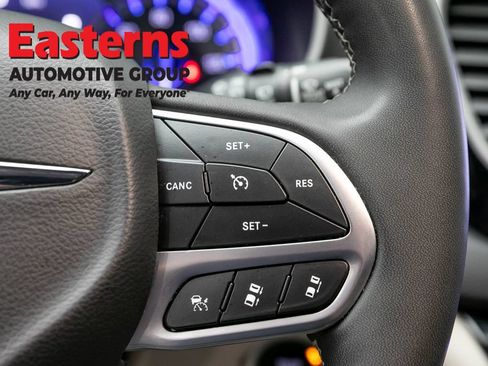 Used 2023 Chrysler Pacifica Touring-L FWD image 16