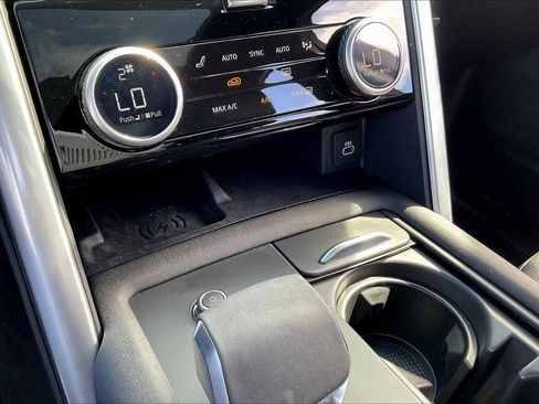 Used 2025 Land Rover Discovery S image 37