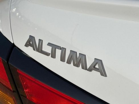 New 2025 Nissan Altima 2.5 SR image 9