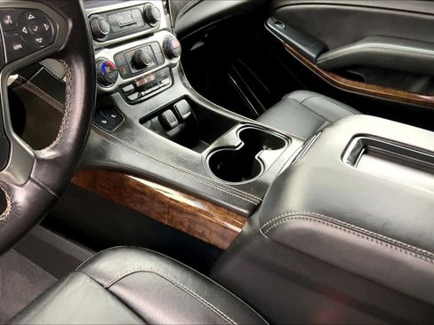 Used 2020 Chevrolet Suburban LT image 17