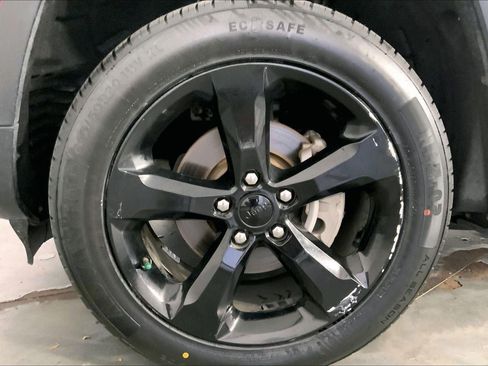 Used 2023 Jeep Grand Cherokee Altitude AWD/4WD image 9