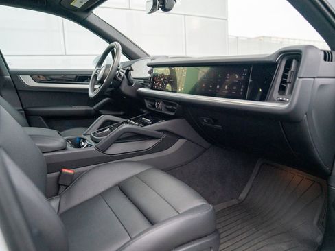 Used 2025 Porsche Cayenne image 24