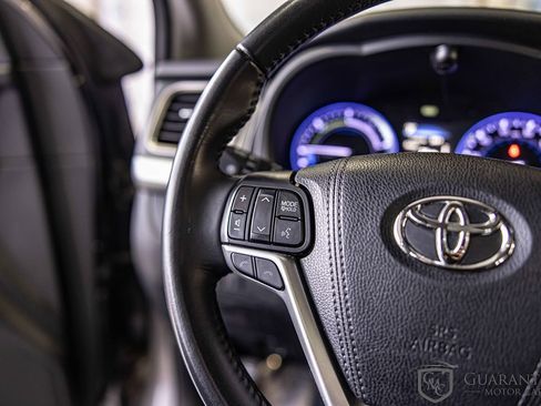 Used 2019 Toyota Highlander XLE AWD/4WD image 26