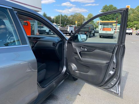 Used 2018 Nissan Rogue S image 19