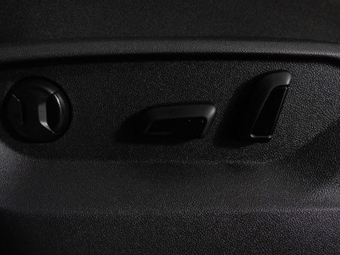 Used 2025 Volkswagen Atlas Cross Sport SE image 19