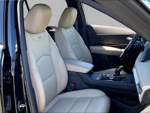 Used 2024 Cadillac XT4 Luxury w/ Cold Weather Package FWD image 19