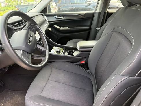 Used 2024 Jeep Grand Cherokee Laredo AWD/4WD image 2