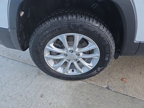 Used 2021 Jeep Cherokee Latitude image 23