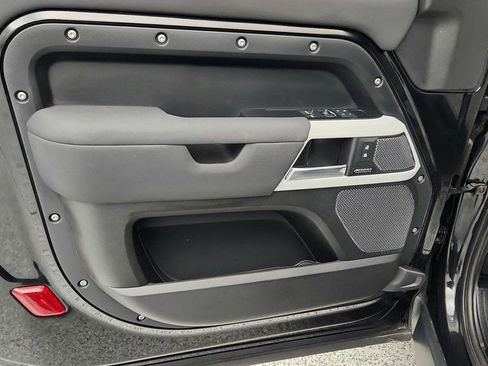 Used 2023 Land Rover Defender 90 SE image 10