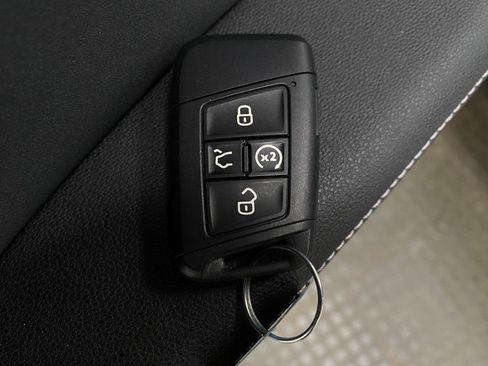 Certified 2025 Volkswagen Taos SE image 29