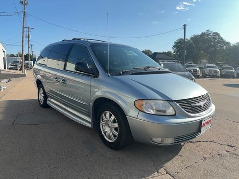 Used 2004 Chrysler Town & Country Touring w/ Leather Interior Group FWD image 4