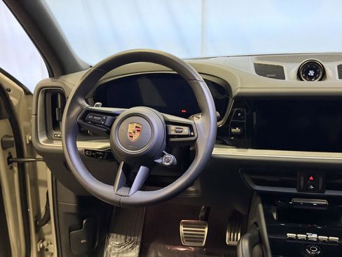 Used 2025 Porsche Cayenne S image 20