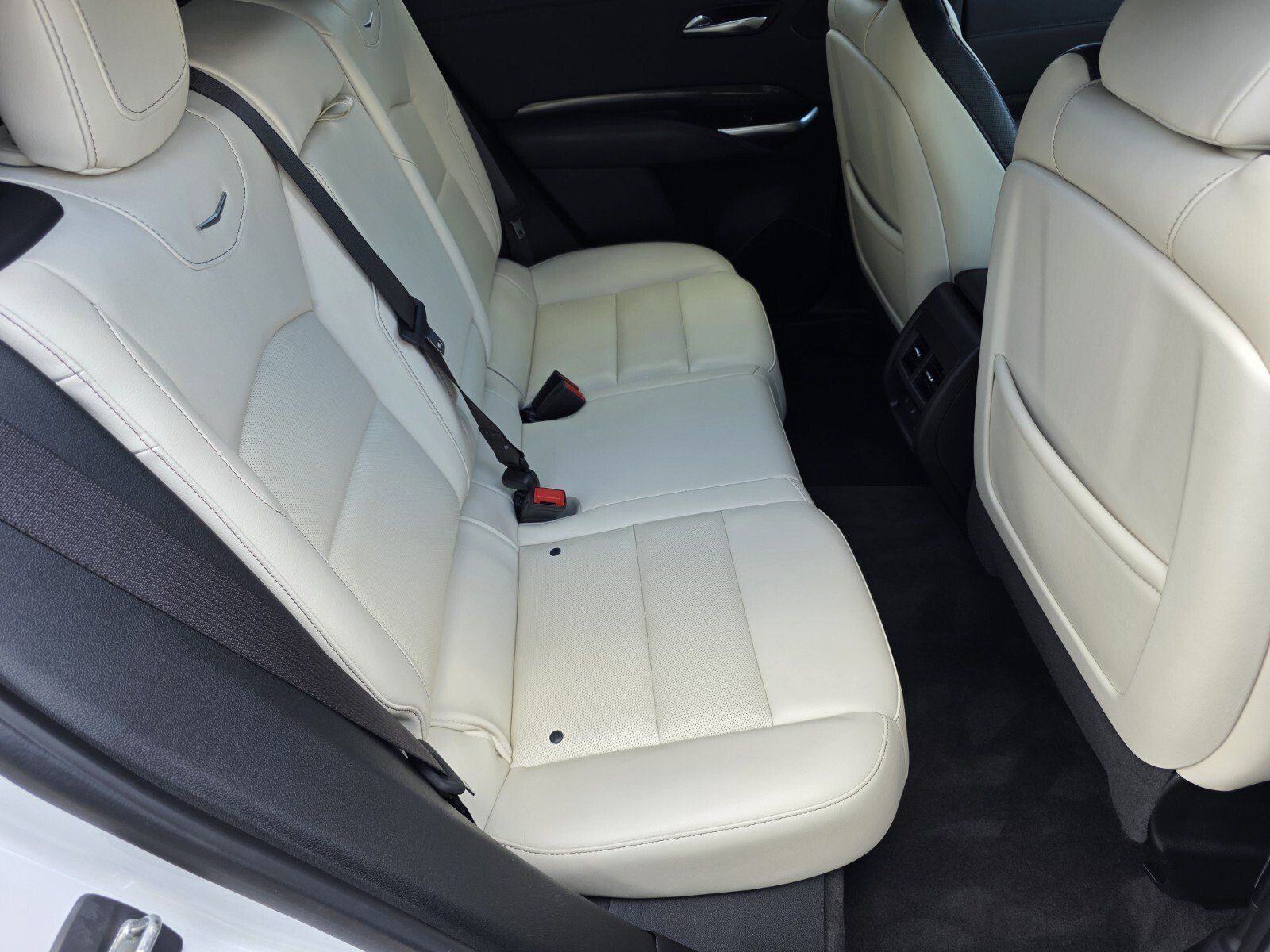 Used 2022 Cadillac XT4 Sport w/ LPO, ONYX Package FWD image 5