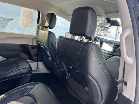 Used 2023 Chrysler Pacifica Touring-L image 38