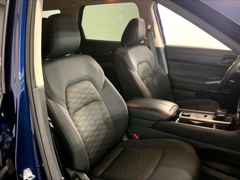 Used 2025 Nissan Pathfinder SV image 7