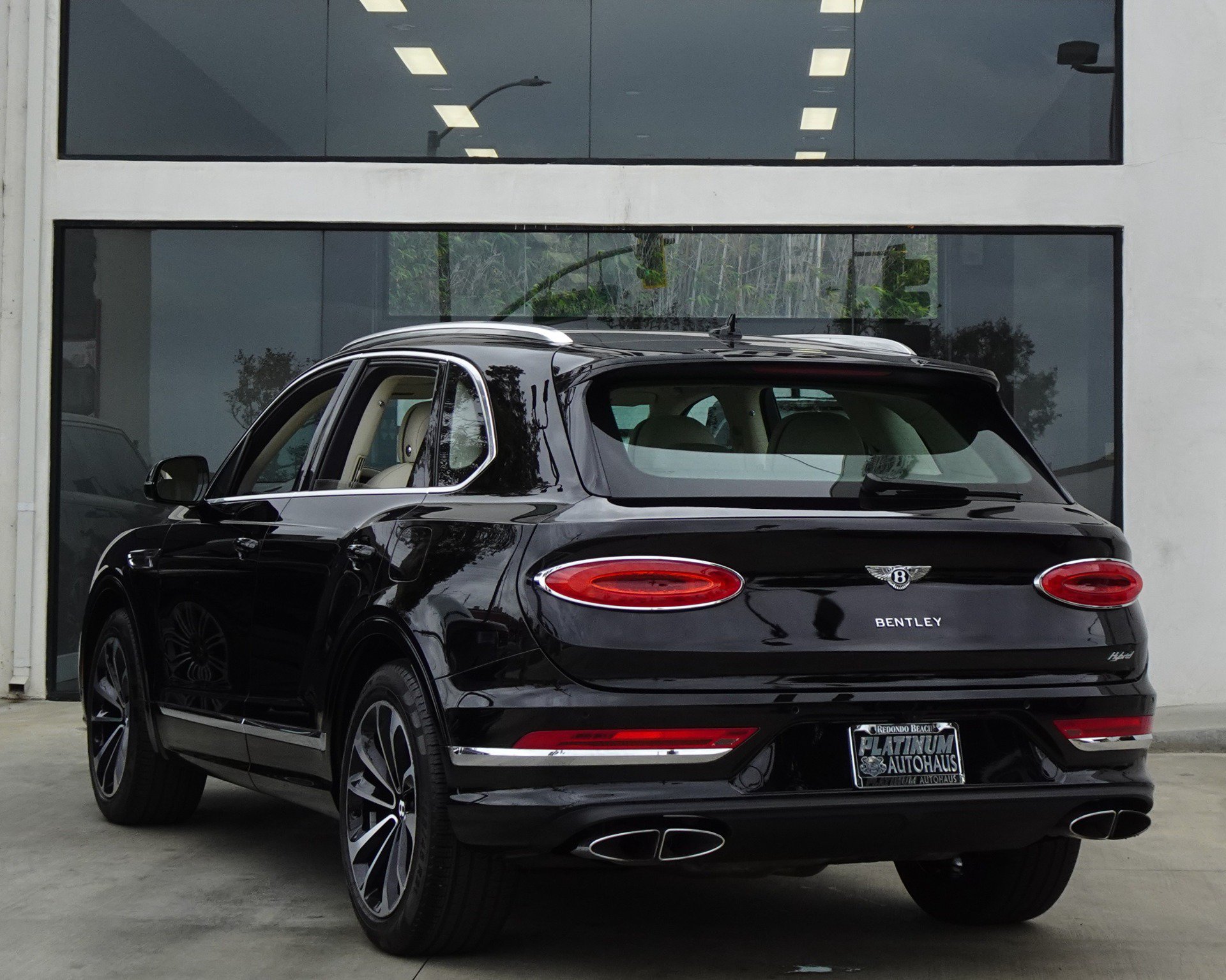 Used 2023 Bentley Bentayga Plug-In Hybrid AWD/4WD image 4