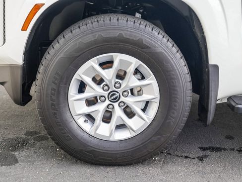 Used 2024 Nissan Frontier SV image 9