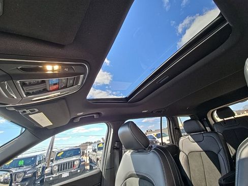 Used 2025 Jeep Grand Cherokee L Altitude image 29