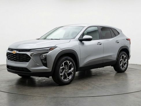 Used 2025 Chevrolet Trax LT w/ LT Convenience Package FWD image 2