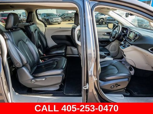 Used 2021 Chrysler Pacifica Touring-L FWD image 21