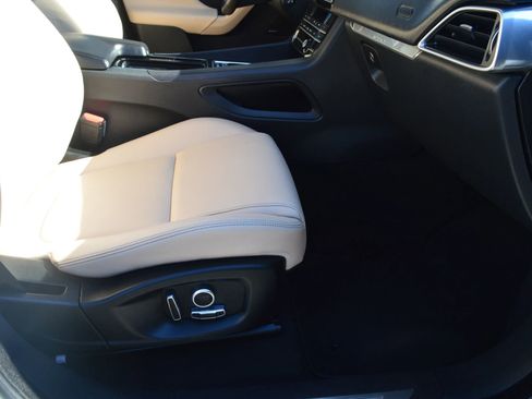 Used 2020 Jaguar F-PACE Premium image 19