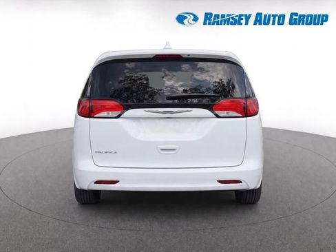 Used 2017 Chrysler Pacifica Touring w/ Tire & Wheel Group FWD image 7