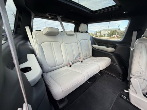 Certified 2025 Jeep Wagoneer Series III w/ Premium Group I image 14