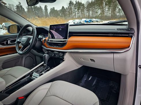 Certified 2022 Jeep Compass Limited image 40