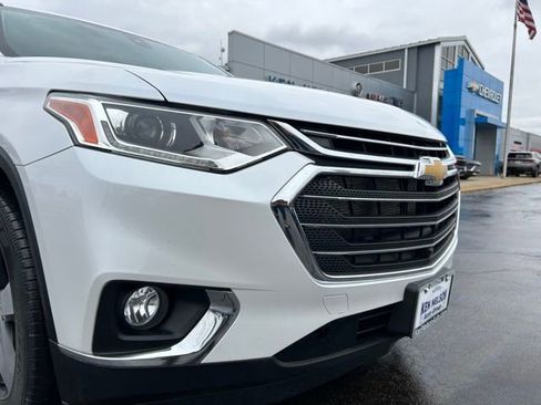 Used 2021 Chevrolet Traverse LT w/ LT Premium Package image 3