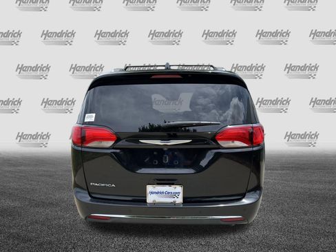 Used 2020 Chrysler Pacifica Touring-L w/ Advanced Safetytec Group FWD image 8
