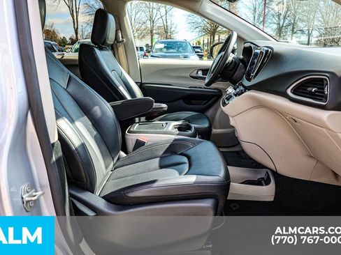 Used 2024 Chrysler Pacifica Touring-L image 21